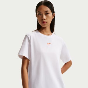 나이키 스포츠웨어 클래식 여성 티셔츠 IR7561-100