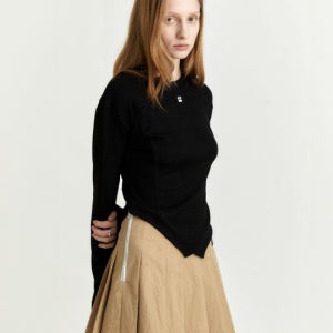 뮤제 [8th] Gaudi Neck Point Embroidered Unbalance Hem Top_Black