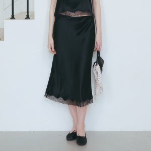 [하네] 포이즈 새틴 레이스 스커트_Obsidian Black