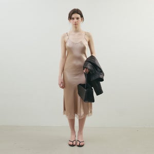 [하네] 포이즈 새틴 레이스 원피스_Petal Beige