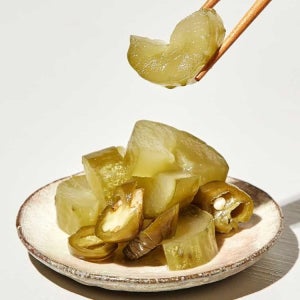 아삭아삭 새콤매콤 오이 할라피뇨 피클 300g 2병