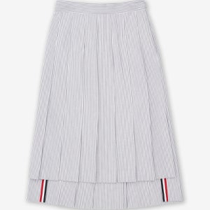 [톰 브라운] 시어서커 플리츠 미디 스커트 - 미드 그레이 / FGC400V00572035 FGC400V00572035SS26