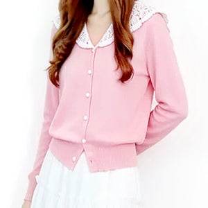 로에나 핑크 레이스 카라 니트 숏 가디건[배색 분홍색 짧은 버튼 단추 긴팔 봄 가을 고급 브랜드 아우터 겉옷 외투 아웃터 아웃웨어 데일리룩 여행룩 여행룩 명품 원단 보세 디자이너 
