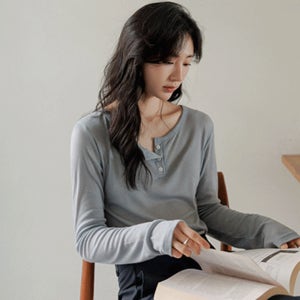 [JUST BETTER] 마일드 텐셀 후라이스 버튼티[5OA0941JJ,데일리,캐주얼,티셔츠,긴팔티,반오픈티,텐셀티,여리티,여리여리,페미닌,로맨틱,슬림핏,깔끔핏,반오픈넥,버튼티,버