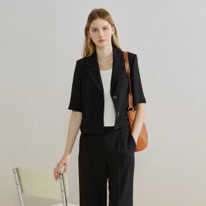 [더아이잗] 미니멀 백 밴딩 크롭 재킷 (BLACK) IR6A0JK301