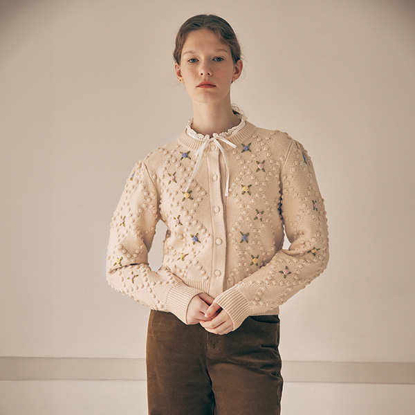 로라로라 HAND FLOWER POMPOM CARDIGAN IVORY
