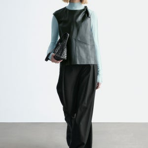 [& Other Stories] 트위스트 숄더 레더 탑 (1328374001)