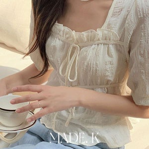 내일도착 블라우스 [MADE/2만장돌파]리얼트 프릴 리본 크롭 블라우스 (S-XL/데이트룩/여름블라우스/반팔블라우스/셔링블라우스/엠보싱블라우스/스퀘어넥블라우스/스트랩블라우스)