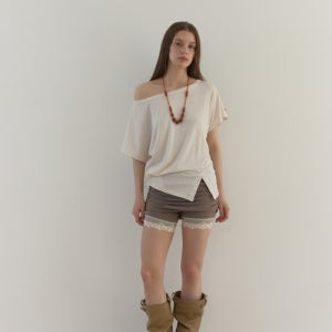[아수라] BUTTON OFF-SHOULDER T (BEIGE) A26SSTS71BG0F