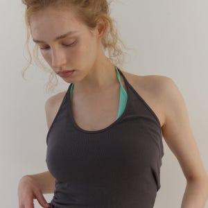 [아수라] CURVE HALTER SLEEVELESS (CHARCOAL) A26SSTS30CC0F