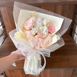 꽃길만 걷개 🌸 강아지 키링 인형 꽃다발 비누꽃 조화 졸업선물, 플러피가든