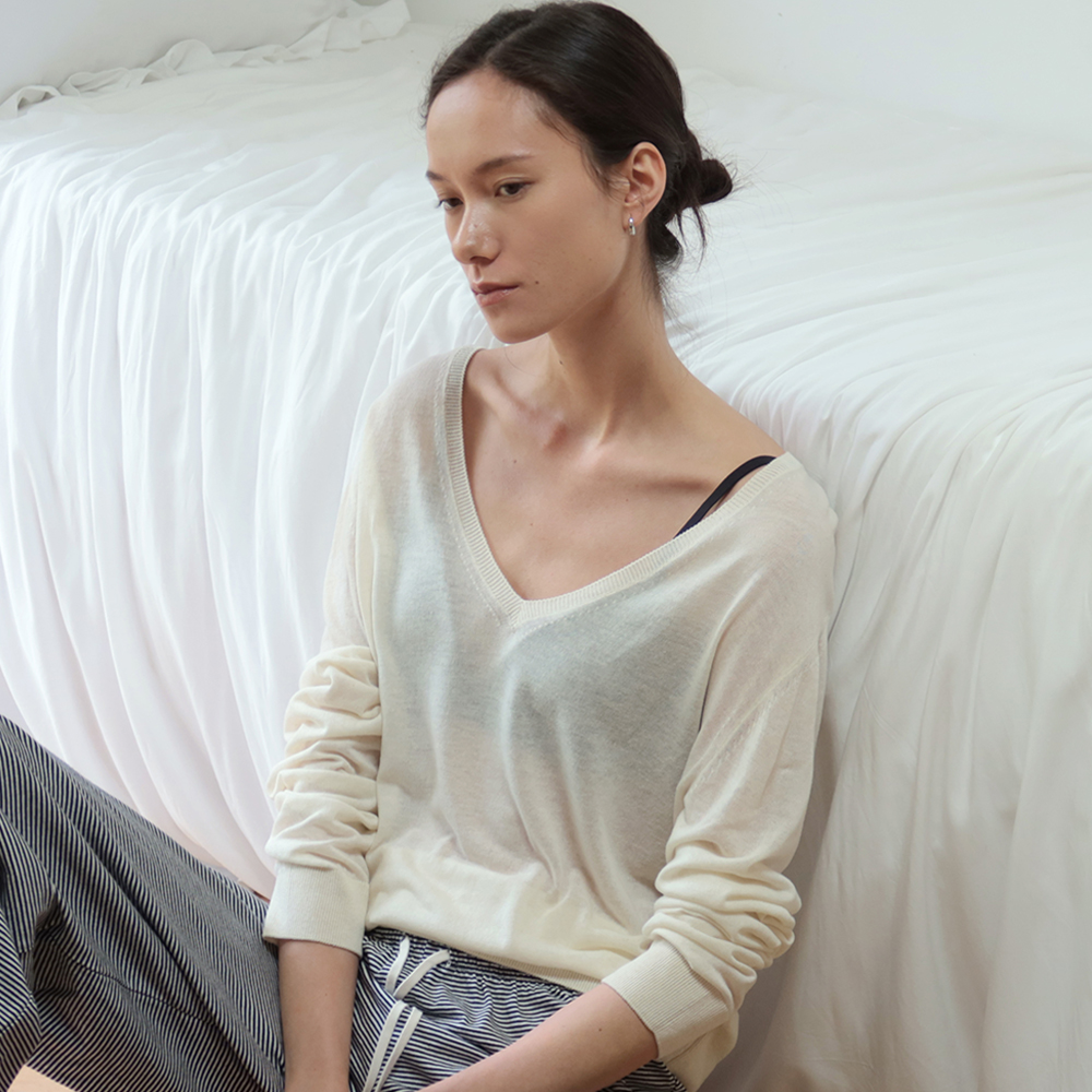 [퀸스래빗] Linen-Blend Plunge V-Neck Knit Top