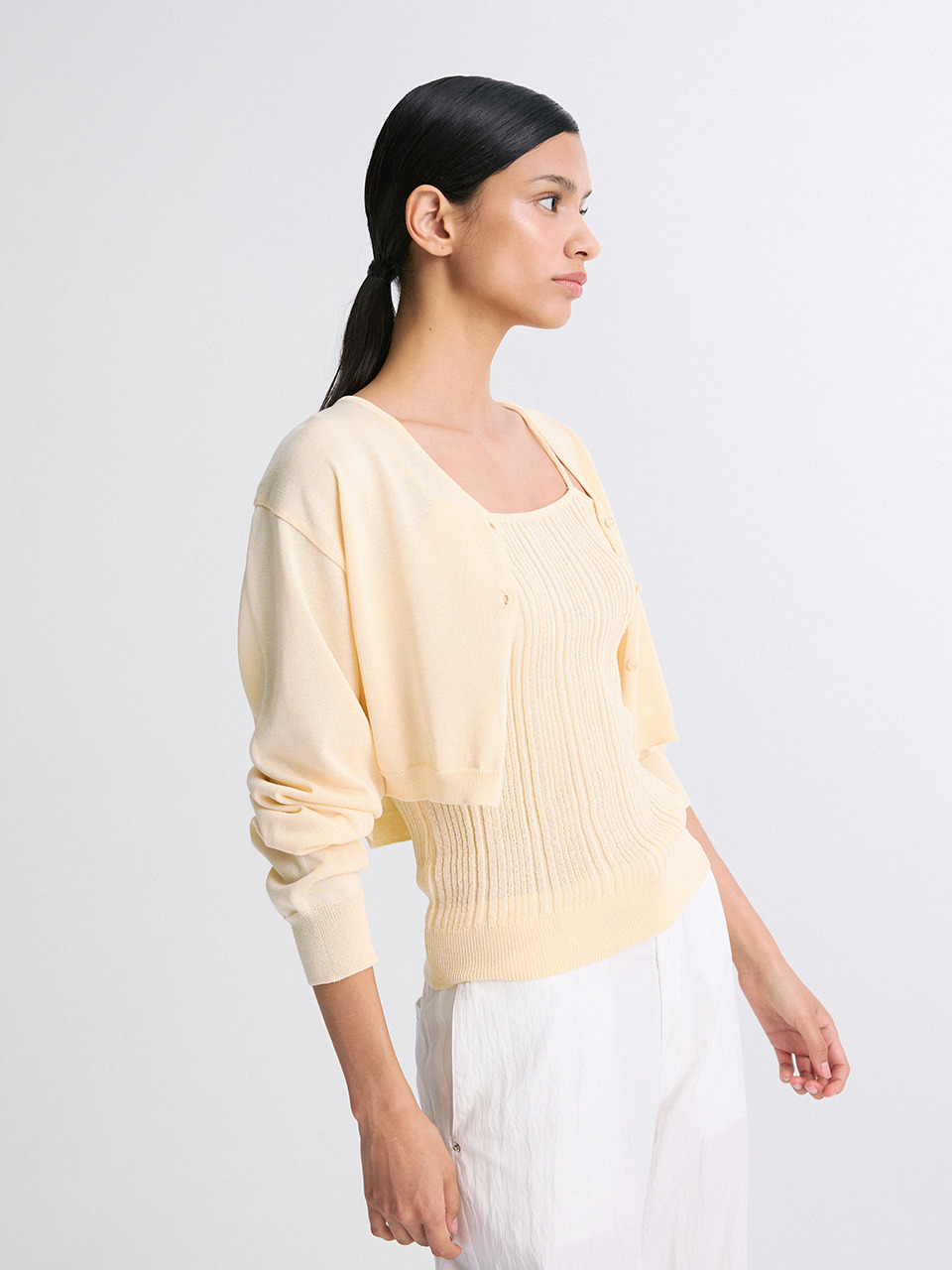 [리이] V-NECK CROPPED KNIT CARDIGAN VANILLA