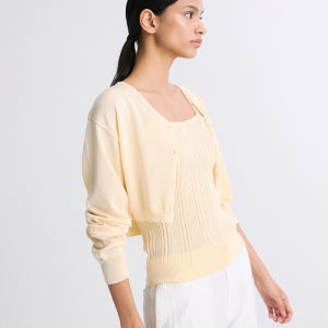 [리이] V-NECK CROPPED KNIT CARDIGAN VANILLA