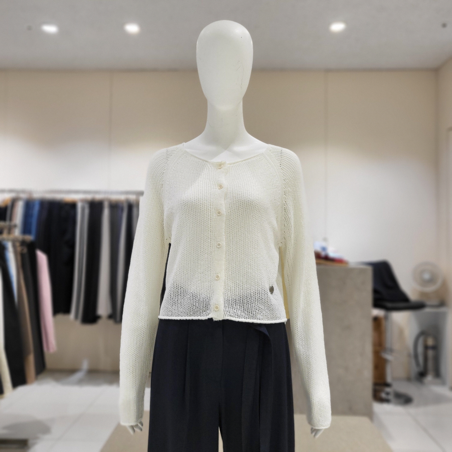 온앤온 라운드넥 펀칭 니트가디건