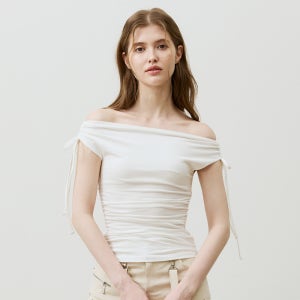 [아리] LILY OFF-SHOULDER SHIRRING TOP / IVORY