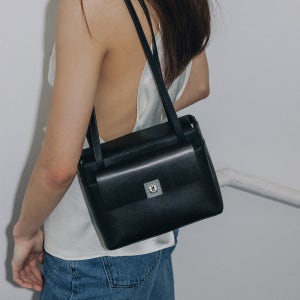 [몽드몽드] Classic square flap bag Black