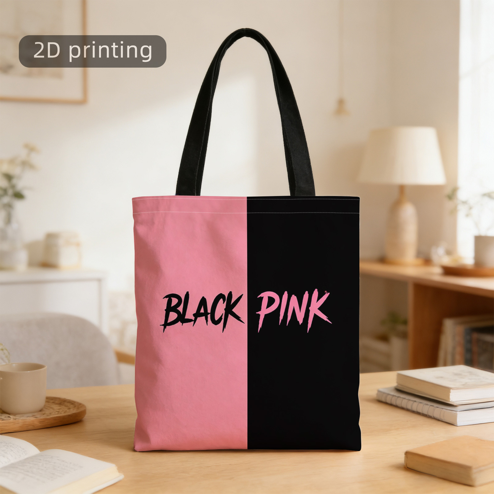세련된 2D 프린트 토트백, 블랙 & 핑크 혼합, 대비되는 텍스트와 레이어드 배경 디자인 특징. 쇼핑, 사무실, 휴가, 데일리 출퇴근 및 여행에 완벽한 숄더백입니다.