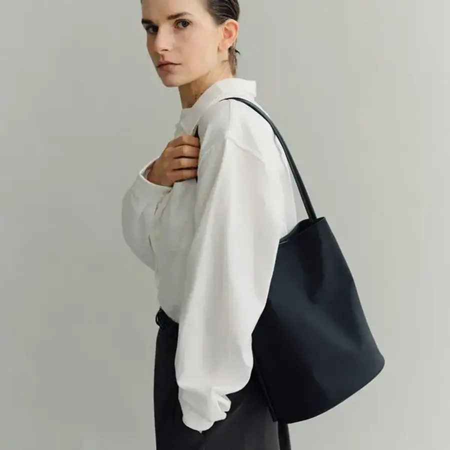 로서울 Medium Mug shoulder bag Nylon 블랙 머그백 1037804
