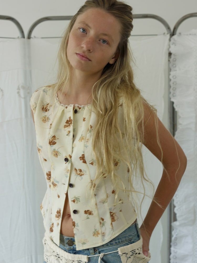 [비아플레인] Via Boris Button Vest - Yellow Flower 노란색(골드) QQ6536VP1E VIA26SSBL23YEFRF
