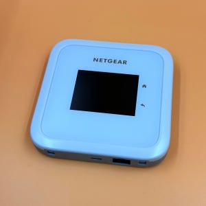 잠금 해제된 NETGEAR MR6110-111AUS - Nighthawk M6 모바일 라우터 - 차세대 5G 모바일 라우터（95-98% 새것）