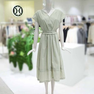 [롯데백화점] 듀엘 핏 앤 플레어 펀칭 원피스 D252MSE044 LE1221366853