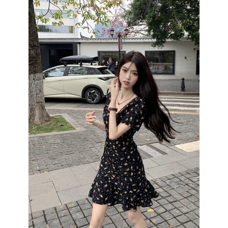 블랙 플로럴 미니 원피스 여성스러운 스타일 여름 데일리룩 무드