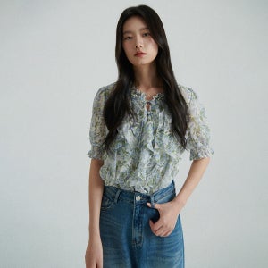 샤틴 플로럴 러플 쉬폰블라우스