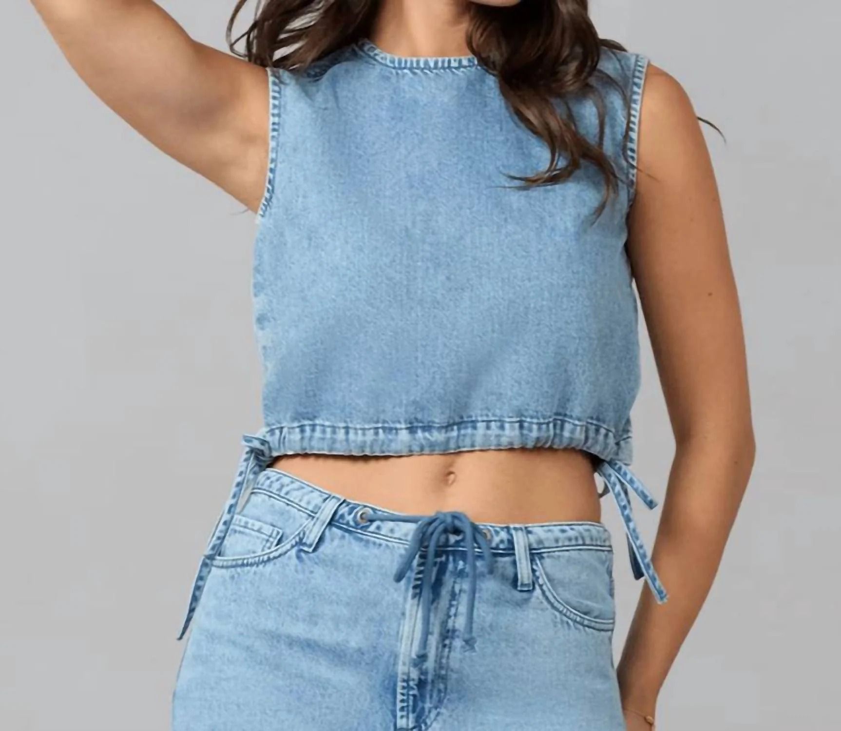 Lola Denim 여성 무소매 짧은 상의 파란색 민소매 데님 탑 블루 sleeveless denim top in blue 8926912151612 157280524