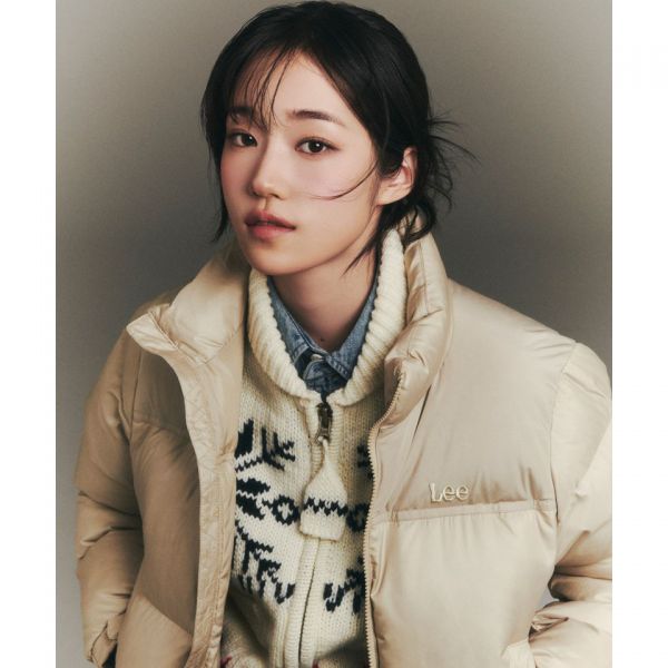 Lee 노윤서 착장여성 크롭 숏 다운 베이지