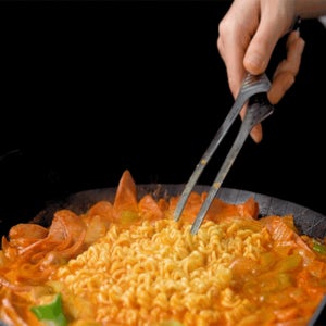 고급 햄을 잔뜩 넣은 햄 폭탄 부대찌개 1kg 2팩 (4인분)