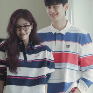 TOMMY JEANS 릴렉스 핏 스크립트 럭비 티셔츠 T32G7TKT23TWT10FD
