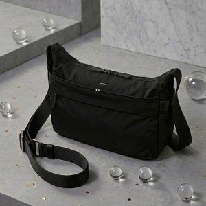 [헤지스 액세서리] [14인치 노트북 수납 가능][HATCH-BAG] 블랙 나일론 크로스백 HJBA6E343BK