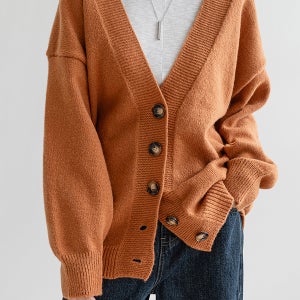 부드러운 터치감의 따뜻한 컬러감으로 어디에나 잘 어울리는 포근한 가디건
