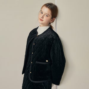 [JJ지고트] 벨벳 텍스처 퀼팅 라운드넥 재킷 (BLACK) GRCP0JK511