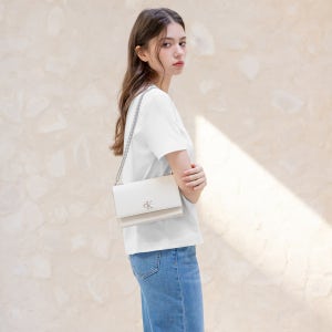 캘빈클라인 진 CALVIN KLEIN JEANS [CK ACC] CKJ 미니멀 모노그램 스몰 체인 플랩 크로스바디 DH2806 67U DH2806 67U