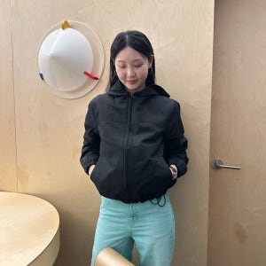 [헤지스 여성] [50세일]블랙 후드 캐주얼 숏 점퍼 HSJU5B201BK