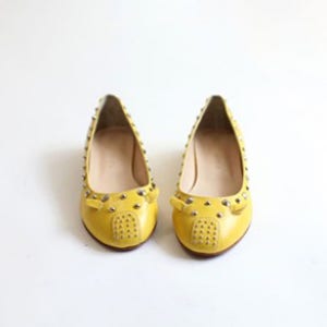 옐로우색감이 돋보이는 컬러 플랫슈즈