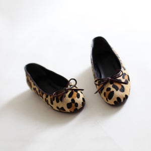 레오파드 둥근코 리본 플랫슈즈