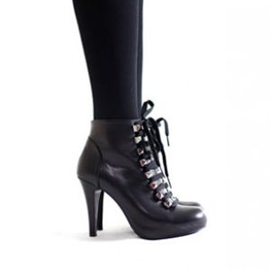 화려한 스터드 장식의 유니크워커힐