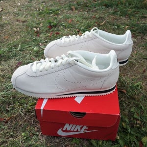 나이키 남성용 클래식 코르테즈 스웨이드 새일화이트 / NIKE MENS CLASSIC CORTEZ SUEDE SAIL WHITE