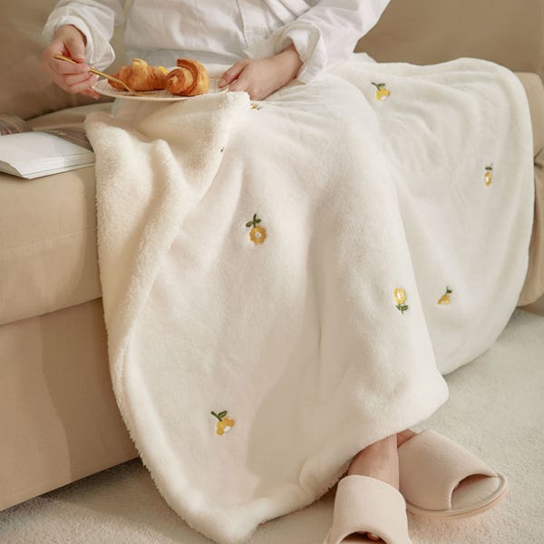 양털 담요 블랭킷 극세사 밍크 부드러운 겨울 차박 캠핑 쇼파 이불 무릎 자수 카모마일 75x100cm