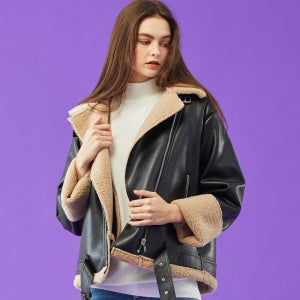 [사은품 증정][NCT 재현, 라붐 해인, CLC 예은 착용][95차 재입고] WOMEN 오버핏 무스탕 플리스 자켓 Black_Beige