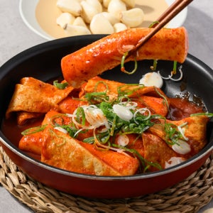어묵고 은근 중독성 있는 매콤달콤 부산 명물 어묵 떡볶이