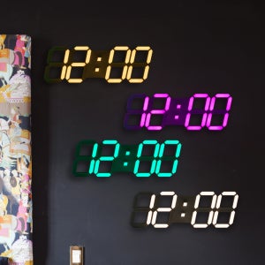 플라이토 컬러 전자 디지털 벽시계 무소음 인테리어 벽걸이 LED 시계 거실 집들이 개업 선물