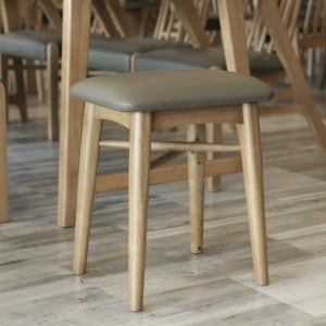 이즈네이처 화장대의자 원목스툴