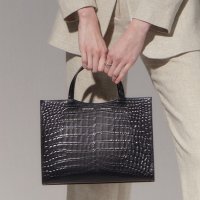 [유엠뉴욕] 깃털백 크로커토트 490g - Croc Black / ESSENTIAL BY UM