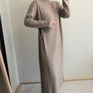 플리츠 주름 포인트 리본 반목 터틀넥 루즈핏 니트 롱원피스