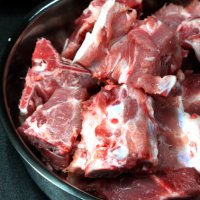 미트얌 국내산 한돈 1등급 감자탕뼈 1kg 냉동 돼지 등뼈 등뼈찜 돈뼈 목뼈