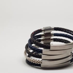 레이어드 이니셜 각인 가죽 팔찌 써지컬스틸 남자 여자 빈티지